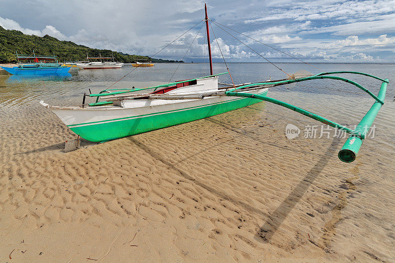 村里的小船或小船上岸。 Punta Ballo 海滩-Sipalay-菲律宾。 0294